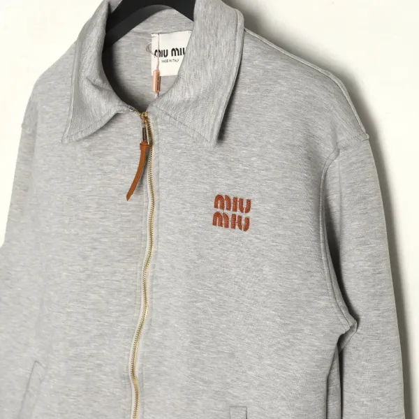 【2026】【Miumiu 公式旗艦店】ミュウミュウ 丸首の衛衣 スウェット ご好評に付き再入荷!241122 【2026】【Miumiu 公式旗艦店】ミュウミュウ 丸首の衛衣 スウェット ご好評に付き再入荷!241122