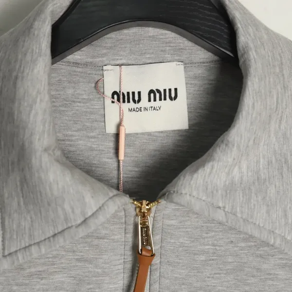 【2026】【Miumiu 公式旗艦店】ミュウミュウ 丸首の衛衣 スウェット ご好評に付き再入荷!241122 【2026】【Miumiu 公式旗艦店】ミュウミュウ 丸首の衛衣 スウェット ご好評に付き再入荷!241122