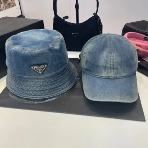 【2026】PRADA 春夏向けのタイダイデニムベースボールキャップとバケットハット 【2026】PRADA 春夏向けのタイダイデニムベースボールキャップとバケットハット