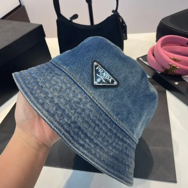 【2026】PRADA 春夏向けのタイダイデニムベースボールキャップとバケットハット 【2026】PRADA 春夏向けのタイダイデニムベースボールキャップとバケットハット