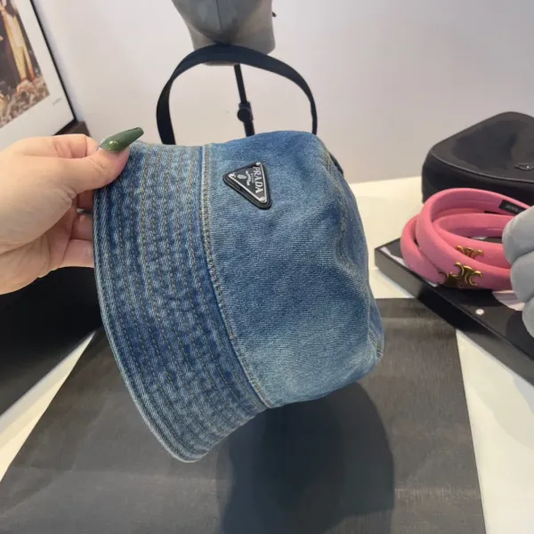 【2026】PRADA 春夏向けのタイダイデニムベースボールキャップとバケットハット 【2026】PRADA 春夏向けのタイダイデニムベースボールキャップとバケットハット
