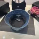 【2026】PRADA 春夏向けのタイダイデニムベースボールキャップとバケットハット 【2026】PRADA 春夏向けのタイダイデニムベースボールキャップとバケットハット