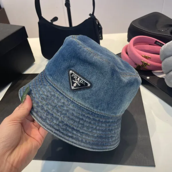 【2026】PRADA 春夏向けのタイダイデニムベースボールキャップとバケットハット 【2026】PRADA 春夏向けのタイダイデニムベースボールキャップとバケットハット