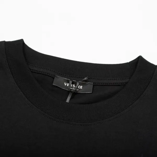 【2026】【VERSACE  公式旗艦店】ヴェルサーチ  Tシャツ ご好評に付き再入荷！250218