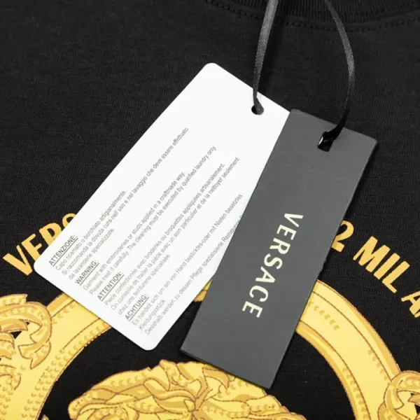 【2026】【VERSACE  公式旗艦店】ヴェルサーチ  Tシャツ ご好評に付き再入荷！250218