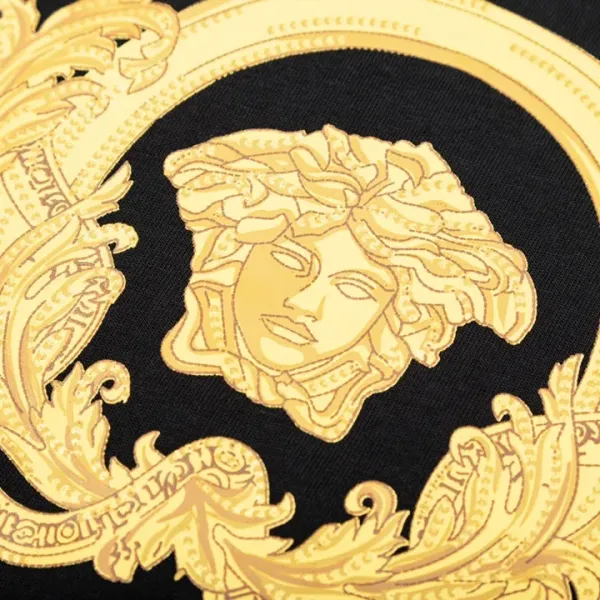 【2026】【VERSACE  公式旗艦店】ヴェルサーチ  Tシャツ ご好評に付き再入荷！250218