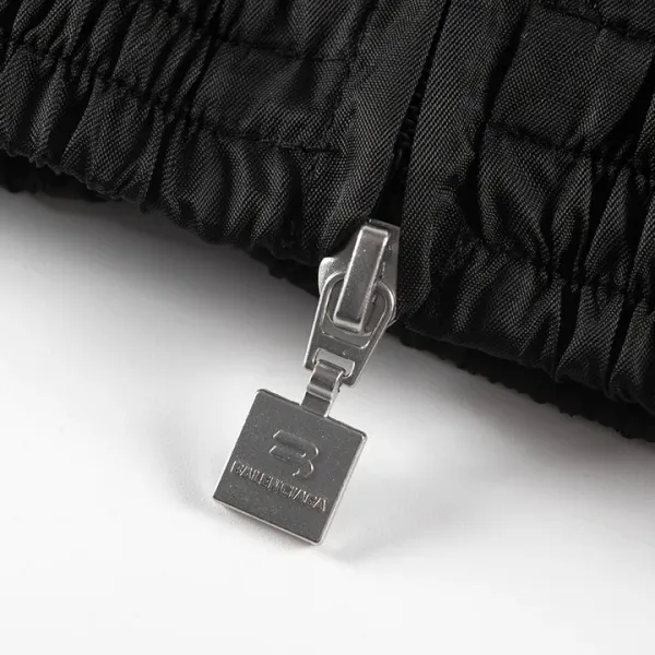 【2026】【BALENCIAGA 公式旗艦店】バレンシアガ ジャケット着 好評に付き再入荷!250107 【2026】【BALENCIAGA 公式旗艦店】バレンシアガ ジャケット着 好評に付き再入荷!250107