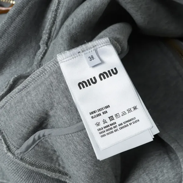 【2026】【Miumiu 公式旗艦店】 ミュウミュウ ジャケット着 スウェット ご好評に付き再入荷!241216 【2026】【Miumiu 公式旗艦店】 ミュウミュウ ジャケット着 スウェット ご好評に付き再入荷!241216