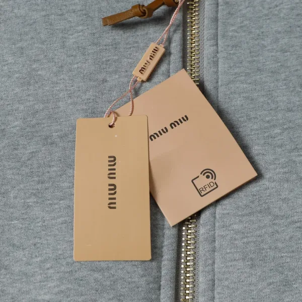 【2026】【Miumiu 公式旗艦店】 ミュウミュウ ジャケット着 スウェット ご好評に付き再入荷!241216 【2026】【Miumiu 公式旗艦店】 ミュウミュウ ジャケット着 スウェット ご好評に付き再入荷!241216