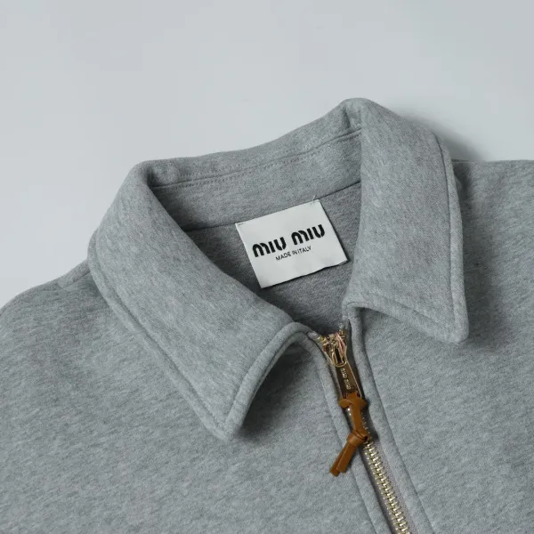 【2026】【Miumiu 公式旗艦店】 ミュウミュウ ジャケット着 スウェット ご好評に付き再入荷!241216 【2026】【Miumiu 公式旗艦店】 ミュウミュウ ジャケット着 スウェット ご好評に付き再入荷!241216