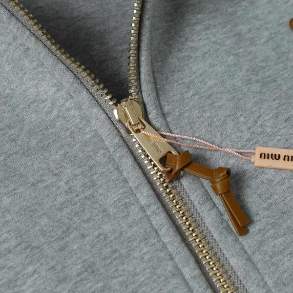 【2026】【Miumiu 公式旗艦店】 ミュウミュウ ジャケット着 スウェット ご好評に付き再入荷!241216 【2026】【Miumiu 公式旗艦店】 ミュウミュウ ジャケット着 スウェット ご好評に付き再入荷!241216