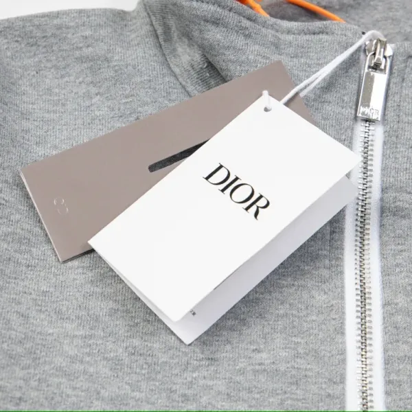 【2026】【DIOR 公式旗艦店】ディオール 丸首の衛衣 ご好評に付き再入荷 241114 【2026】【DIOR 公式旗艦店】ディオール 丸首の衛衣 ご好評に付き再入荷 241114