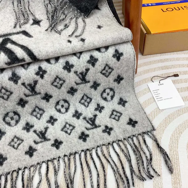 【2026】【LV LOUIS VUITTON ルイ·ヴィトン】 スカーフ 45*210cm 241107 【2026】【LV LOUIS VUITTON ルイ·ヴィトン】 スカーフ 45*210cm 241107