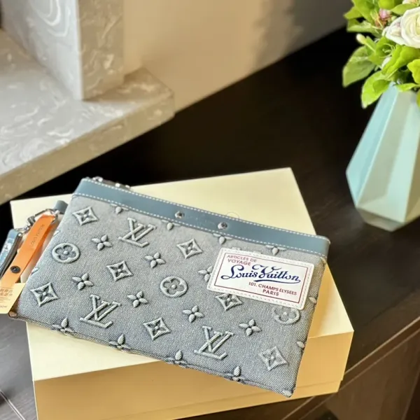 【2026】LV【LOUIS VUITTON 公式 旗艦店】 ルイヴィトン クラッチバッグ 当日出荷 好評に付き再入荷!27*18CM 241101 【2026】LV【LOUIS VUITTON 公式 旗艦店】 ルイヴィトン クラッチバッグ 当日出荷 好評に付き再入荷!27*18CM 241101