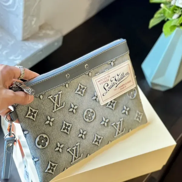 【2026】LV【LOUIS VUITTON 公式 旗艦店】 ルイヴィトン クラッチバッグ 当日出荷 好評に付き再入荷!27*18CM 241101 【2026】LV【LOUIS VUITTON 公式 旗艦店】 ルイヴィトン クラッチバッグ 当日出荷 好評に付き再入荷!27*18CM 241101