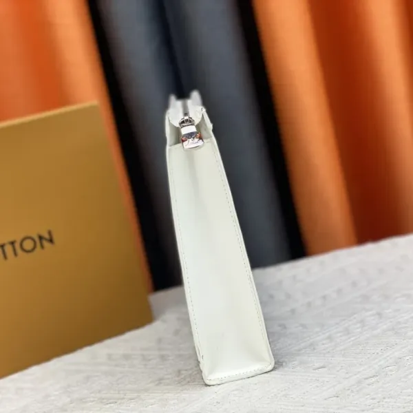 【2026】LV【LOUIS VUITTON 公式 旗艦店】 ルイヴィトン クラッチバッグ 当日出荷 好評に付き再入荷!24*21*6CM 241101 【2026】LV【LOUIS VUITTON 公式 旗艦店】 ルイヴィトン クラッチバッグ 当日出荷 好評に付き再入荷!24*21*6CM 241101