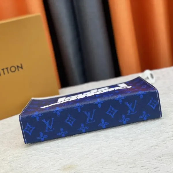 【2026】LV【LOUIS VUITTON 公式 旗艦店】 ルイヴィトン クラッチバッグ 当日出荷 好評に付き再入荷!24*21*6CM 241101 【2026】LV【LOUIS VUITTON 公式 旗艦店】 ルイヴィトン クラッチバッグ 当日出荷 好評に付き再入荷!24*21*6CM 241101