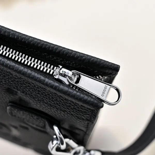 【2026】【GUCCI  公式 旗艦店】 グッチ   クラッチバッグ 当日出荷 好評に付き再入荷！27*20*5CM  241101
