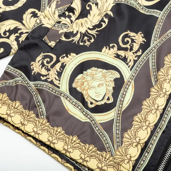 【2026】【VERSACE 公式旗艦店】ヴェルサーチ ジャケット着 ご好評に付き再入荷!241022 【2026】【VERSACE 公式旗艦店】ヴェルサーチ ジャケット着 ご好評に付き再入荷!241022