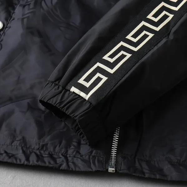 【2026】【VERSACE 公式旗艦店】ヴェルサーチ ジャケット着 ご好評に付き再入荷!241022 【2026】【VERSACE 公式旗艦店】ヴェルサーチ ジャケット着 ご好評に付き再入荷!241022