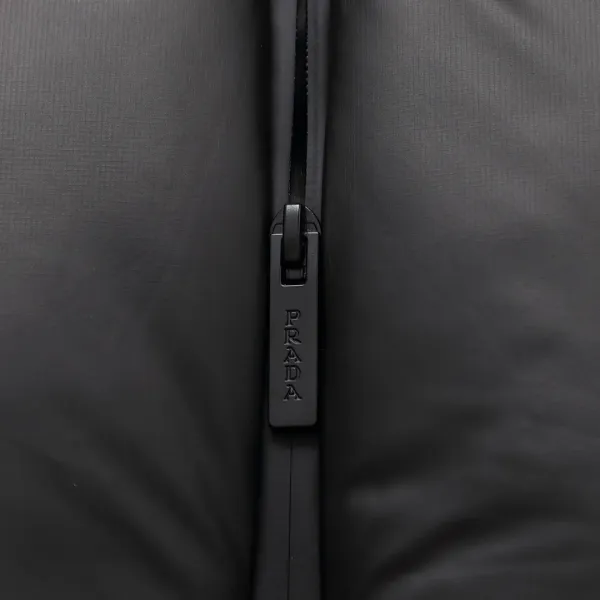 【2026】【PRADA 公式旗艦店】プラダ ダウンベスト 当日出荷 好評に付き再入荷!241009 【2026】【PRADA 公式旗艦店】プラダ ダウンベスト 当日出荷 好評に付き再入荷!241009