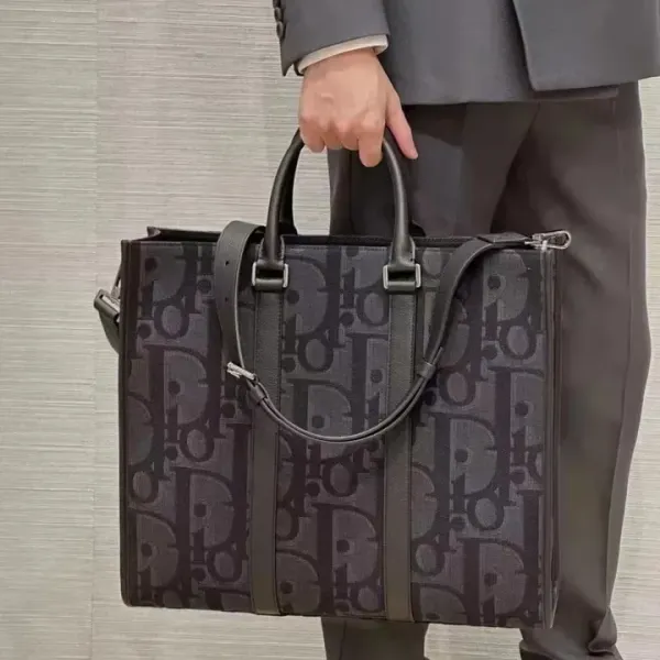 【2026】☆DIOR ディオール ☆イーストウエスト トートバッグ 1ESSH232YXL_H03E1ESSH232YXL_H27E 39 x 35 x 14 CM 240919 【2026】☆DIOR ディオール ☆イーストウエスト トートバッグ 1ESSH232YXL_H03E1ESSH232YXL_H27E 39 x 35 x 14 CM 240919