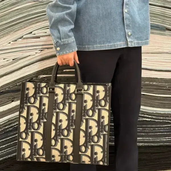 【2026】☆DIOR ディオール ☆イーストウエスト トートバッグ 1ESSH232YXL_H03E1ESSH232YXL_H27E 39 x 35 x 14 CM 240919 【2026】☆DIOR ディオール ☆イーストウエスト トートバッグ 1ESSH232YXL_H03E1ESSH232YXL_H27E 39 x 35 x 14 CM 240919