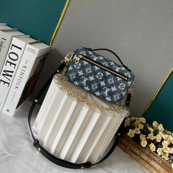 【2026】LV【LOUIS VUITTON 公式旗艦店】ルイヴィトン 斜めがけバッグ 当日出荷 好評に付き再入荷!21.5*6*13.5CM 240911 【2026】LV【LOUIS VUITTON 公式旗艦店】ルイヴィトン 斜めがけバッグ 当日出荷 好評に付き再入荷!21.5*6*13.5CM 240911