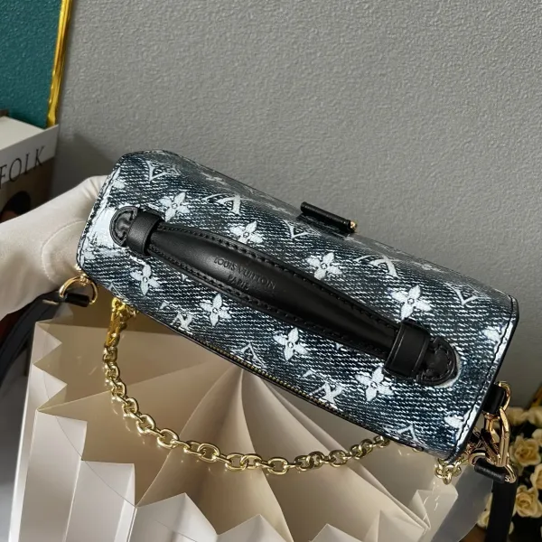 【2026】LV【LOUIS VUITTON 公式旗艦店】ルイヴィトン 斜めがけバッグ 当日出荷 好評に付き再入荷!21.5*6*13.5CM 240911 【2026】LV【LOUIS VUITTON 公式旗艦店】ルイヴィトン 斜めがけバッグ 当日出荷 好評に付き再入荷!21.5*6*13.5CM 240911