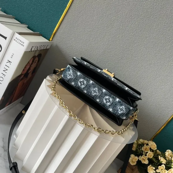 【2026】LV【LOUIS VUITTON 公式旗艦店】ルイヴィトン 斜めがけバッグ 当日出荷 好評に付き再入荷!21.5*6*13.5CM 240911 【2026】LV【LOUIS VUITTON 公式旗艦店】ルイヴィトン 斜めがけバッグ 当日出荷 好評に付き再入荷!21.5*6*13.5CM 240911