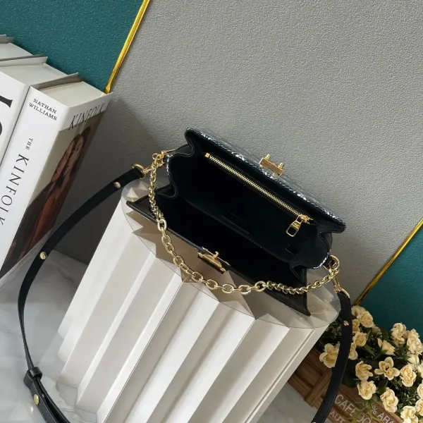 【2026】LV【LOUIS VUITTON 公式旗艦店】ルイヴィトン 斜めがけバッグ 当日出荷 好評に付き再入荷!21.5*6*13.5CM 240911 【2026】LV【LOUIS VUITTON 公式旗艦店】ルイヴィトン 斜めがけバッグ 当日出荷 好評に付き再入荷!21.5*6*13.5CM 240911