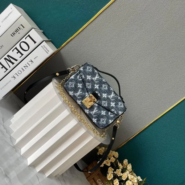 【2026】LV【LOUIS VUITTON 公式旗艦店】ルイヴィトン 斜めがけバッグ 当日出荷 好評に付き再入荷!21.5*6*13.5CM 240911 【2026】LV【LOUIS VUITTON 公式旗艦店】ルイヴィトン 斜めがけバッグ 当日出荷 好評に付き再入荷!21.5*6*13.5CM 240911