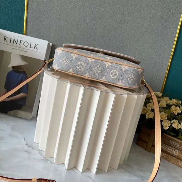 【2026】【LOUIS VUITTON 公式旗艦店】ルイヴィトン 斜めがけバッグ 当日出荷 好評に付き再入荷!21.5*6*13.5CM 240911 【2026】【LOUIS VUITTON 公式旗艦店】ルイヴィトン 斜めがけバッグ 当日出荷 好評に付き再入荷!21.5*6*13.5CM 240911