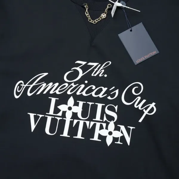 【2026】LV 【LOUIS VUITTON 公式旗艦店】ルイヴィトン 丸首の衛衣 スウェット ご好評に付き再入荷 240902 【2026】LV 【LOUIS VUITTON 公式旗艦店】ルイヴィトン 丸首の衛衣 スウェット ご好評に付き再入荷 240902