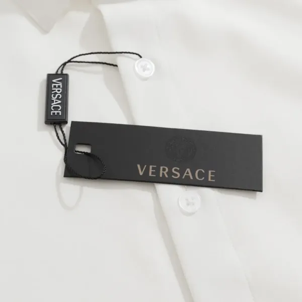 【2026】【VERSACE 公式旗艦店】ヴェルサーチ シャツ ご好評に付き再入荷 240831 【2026】【VERSACE 公式旗艦店】ヴェルサーチ シャツ ご好評に付き再入荷 240831
