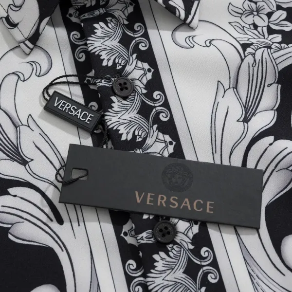 【2026】【VERSACE 公式旗艦店】ヴェルサーチ シャツ ご好評に付き再入荷 240831 【2026】【VERSACE 公式旗艦店】ヴェルサーチ シャツ ご好評に付き再入荷 240831