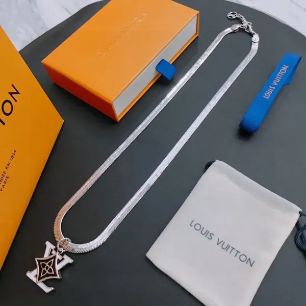 【2026】LV【LOUIS VUITTON】ネックレス、新しいネックレス万能シンプルファッションオーナメント 240813 【2026】LV【LOUIS VUITTON】ネックレス、新しいネックレス万能シンプルファッションオーナメント 240813