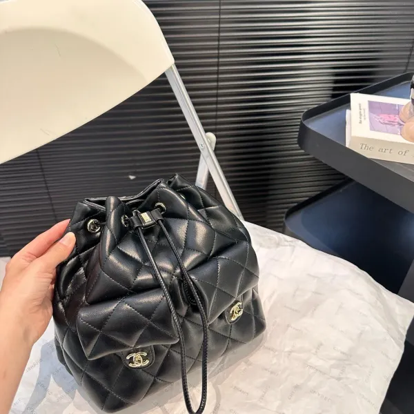 【2026】【CHANEL 公式旗艦店】シャネル リュックサック 当日出荷 好評に付き再入荷!20*22CM 240723 【2026】【CHANEL 公式旗艦店】シャネル リュックサック 当日出荷 好評に付き再入荷!20*22CM 240723