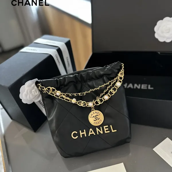 【2026】【CHANEL 公式旗艦店】シャネル 斜めがけバッグ 当日出荷 好評に付き再入荷！20CM  240723