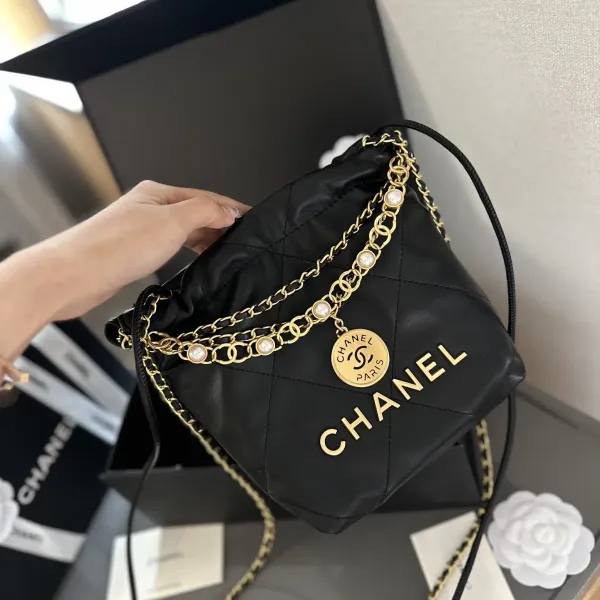 【2026】【CHANEL 公式旗艦店】シャネル 斜めがけバッグ 当日出荷 好評に付き再入荷！20CM  240723