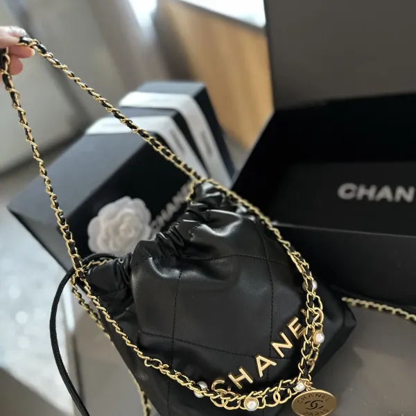 【2026】【CHANEL 公式旗艦店】シャネル 斜めがけバッグ 当日出荷 好評に付き再入荷！20CM  240723