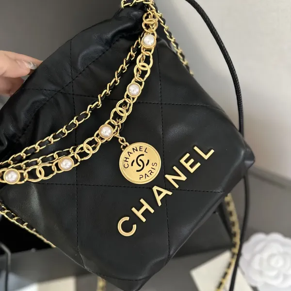 【2026】【CHANEL 公式旗艦店】シャネル 斜めがけバッグ 当日出荷 好評に付き再入荷！20CM  240723