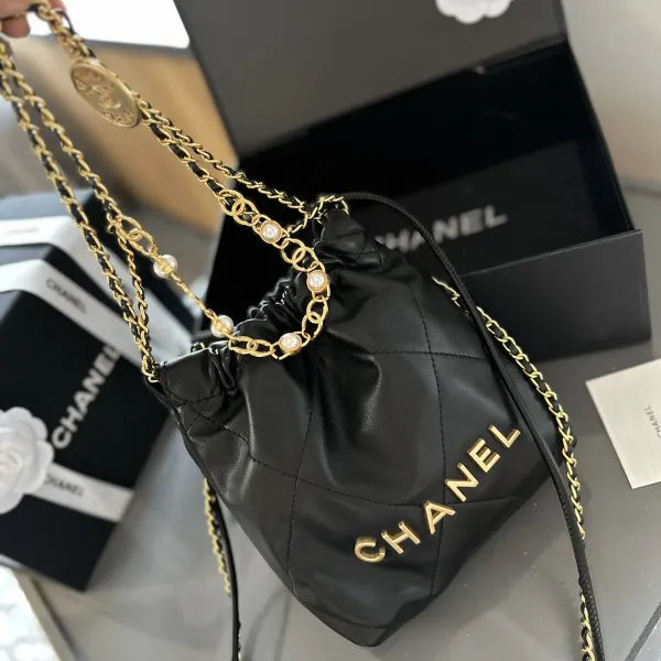 【2026】【CHANEL 公式旗艦店】シャネル 斜めがけバッグ 当日出荷 好評に付き再入荷！20CM  240723