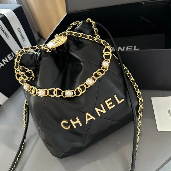 【2026】【CHANEL 公式旗艦店】シャネル 斜めがけバッグ 当日出荷 好評に付き再入荷！20CM  240723