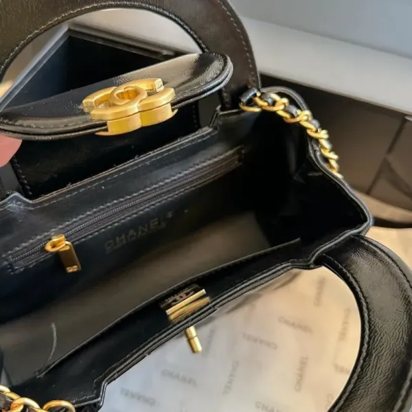 【2026】【CHANEL 公式旗艦店】シャネル 斜めがけバッグ 当日出荷 好評に付き再入荷!19*12CM 240723 【2026】【CHANEL 公式旗艦店】シャネル 斜めがけバッグ 当日出荷 好評に付き再入荷!19*12CM 240723