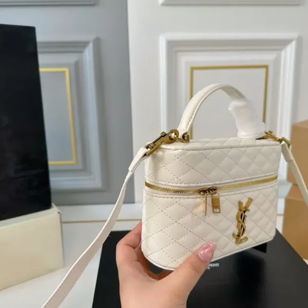 【2026】【YSL SAINT LAURENT 公式旗艦店】サンローラン   斜めがけバッグ 当日出荷 好評に付き再入荷！18*12CM  240722
