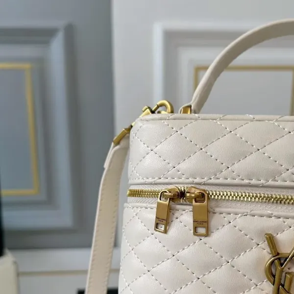 【2026】【YSL SAINT LAURENT 公式旗艦店】サンローラン   斜めがけバッグ 当日出荷 好評に付き再入荷！18*12CM  240722