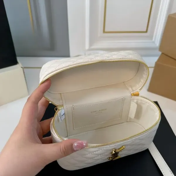 【2026】【YSL SAINT LAURENT 公式旗艦店】サンローラン   斜めがけバッグ 当日出荷 好評に付き再入荷！18*12CM  240722