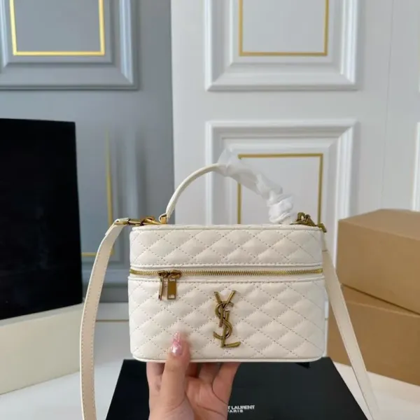 【2026】【YSL SAINT LAURENT 公式旗艦店】サンローラン   斜めがけバッグ 当日出荷 好評に付き再入荷！18*12CM  240722