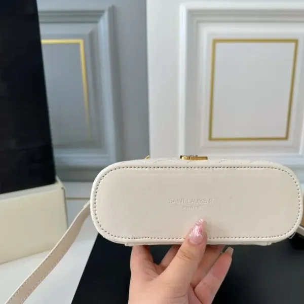 【2026】【YSL SAINT LAURENT 公式旗艦店】サンローラン   斜めがけバッグ 当日出荷 好評に付き再入荷！18*12CM  240722